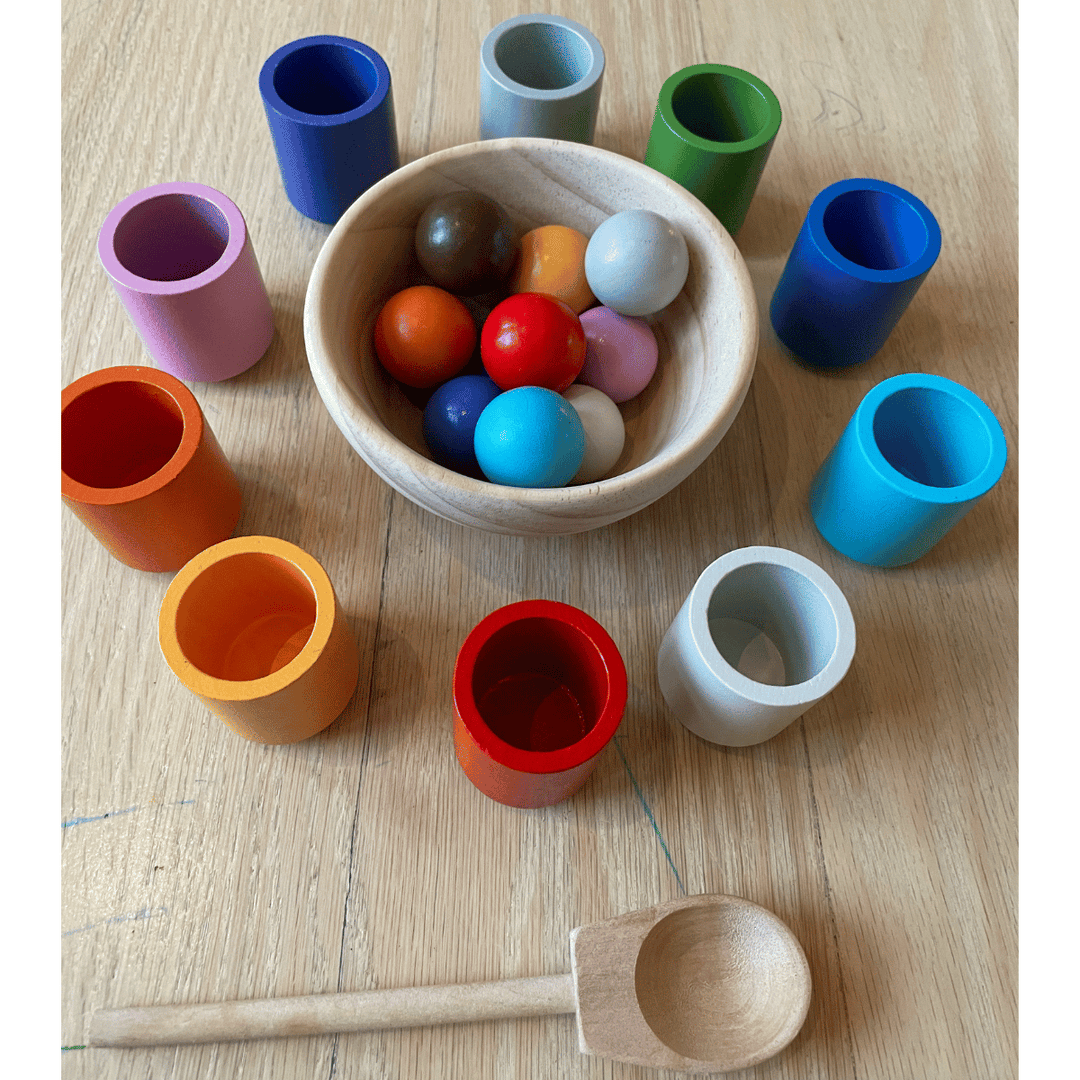 Educatief houten kleuren sorteerspel voor kinderen met kleurrijke ballen en lepel, stimuleert zintuiglijke ontwikkeling.