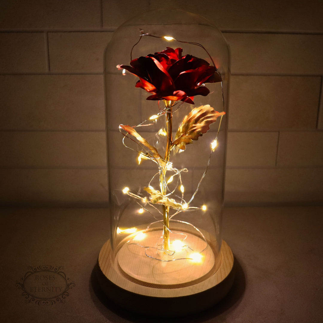 Eeuwige gouden roos in glazen stolp met sfeervolle LED-verlichting. Romantisch cadeau.