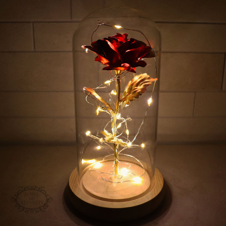 Eeuwige gouden roos in glazen stolp met sfeervolle LED-verlichting. Romantisch cadeau.