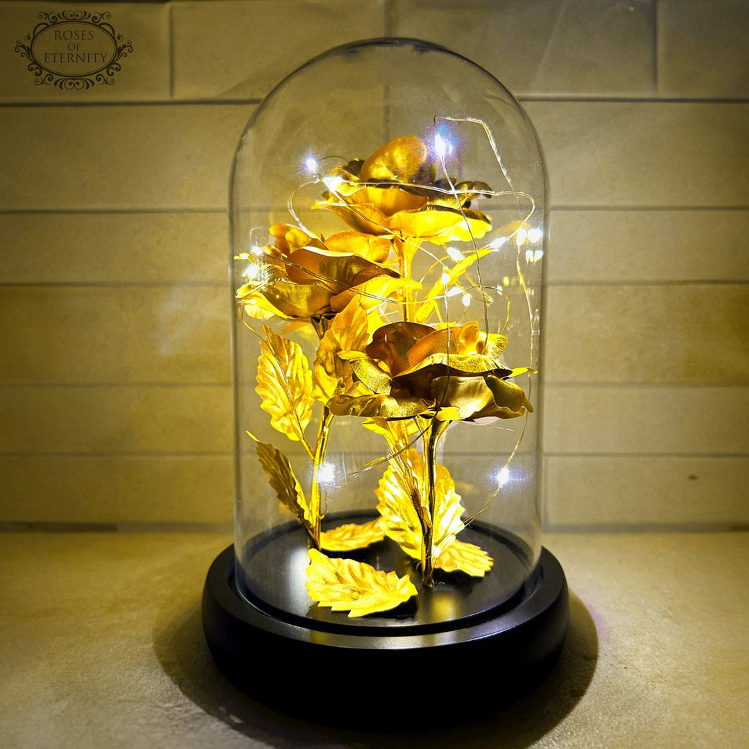 Glazen stolp met gouden eeuwige roos en LED-verlichting. Perfect voor romantische sfeer.