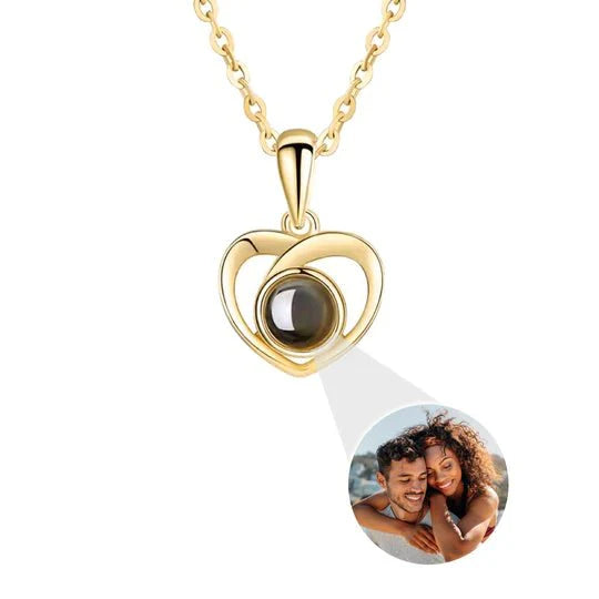 Eeuwige rozen doos met gouden hartprojectieketting, betoverend en elegant sieraad voor betekenisvolle herinneringen.