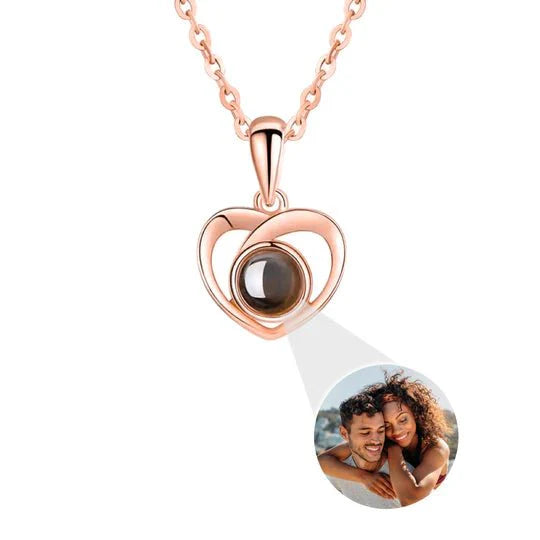 Eeuwige rozen doos met gouden hartprojectieketting, betoverend en elegant sieraad voor betekenisvolle herinneringen.