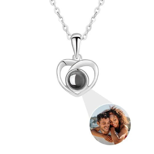 Eeuwige rozen doos met gouden hartprojectieketting, betoverend en elegant sieraad voor betekenisvolle herinneringen.