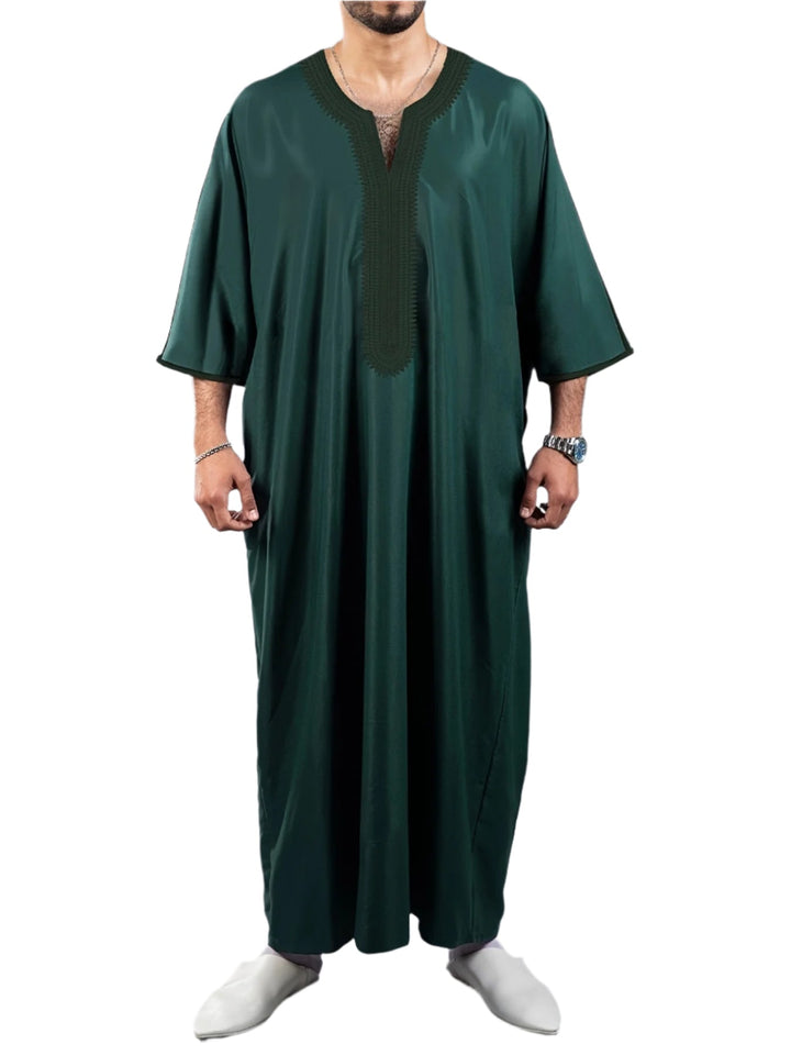 "Effen heren djellaba, licht en ademend, voor diverse gelegenheden, in bordeauxrood, groen en hemelsblauw."