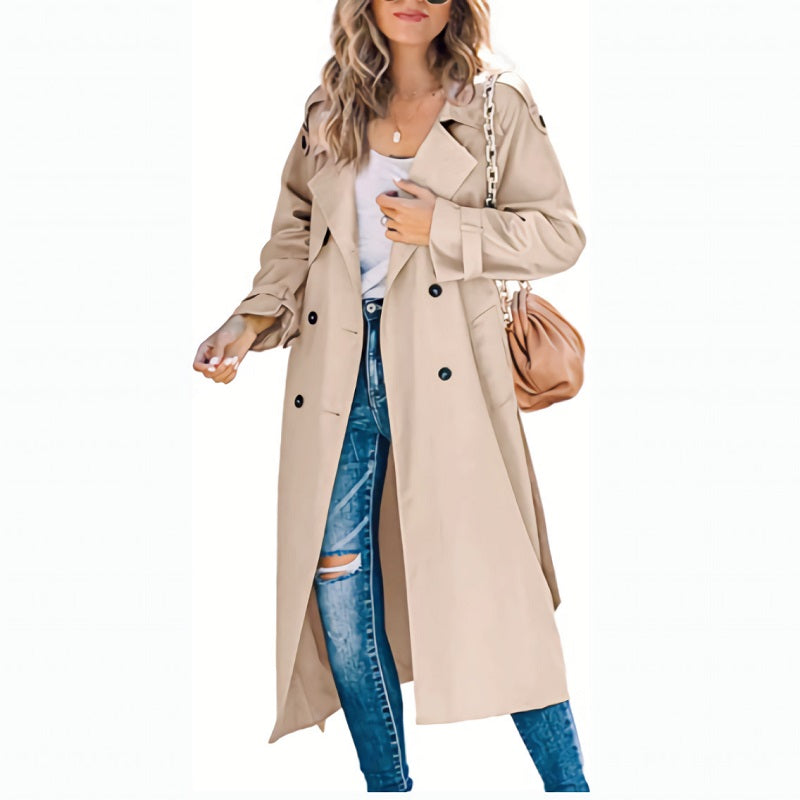 Detailopname van de stoffen textuur en knopen van een klassieke beige lange dames trenchcoat.
