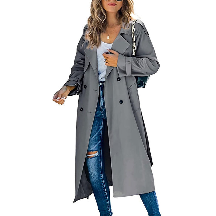 Volledig beeld van de klassieke lange trenchcoat voor dames, in een elegante neutrale kleur, ideaal voor elke gelegenheid.