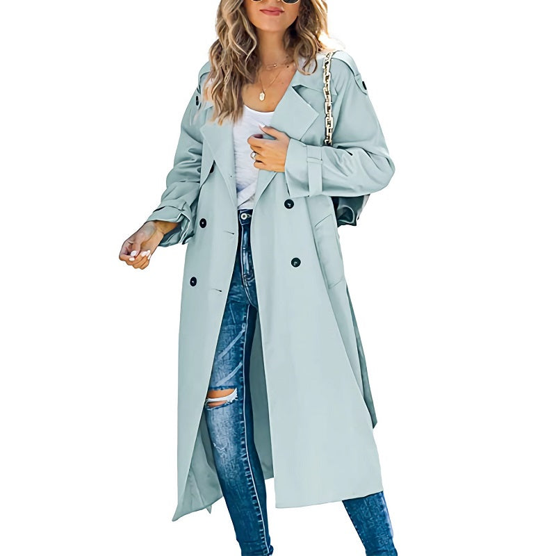 Een klassieke lange trenchcoat voor dames, gestyled met herfstaccessoires, benadrukt de veelzijdigheid.