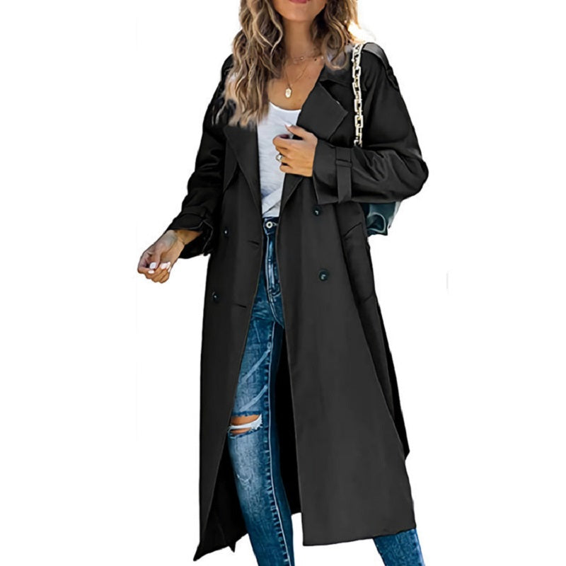 Nieuwe collectie dameskleding: een tijdloze, elegante lange trenchcoat in klassiek beige.