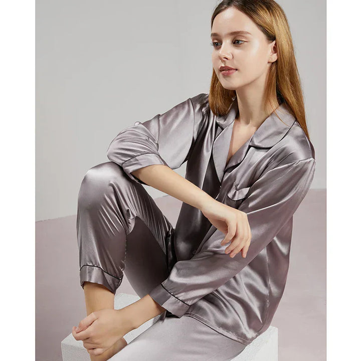 "Elegant Celeste Zijden Dames Pyjama, 100% zijde, tijdloze stijl, luxe nachtmode in delicate ivoorkleur met satijnen afwerkin