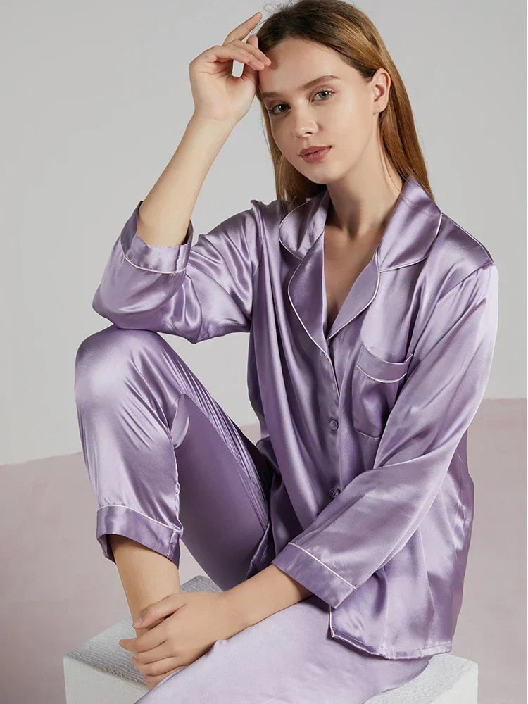 "Elegant Celeste Zijden Dames Pyjama, 100% zijde, tijdloze stijl, luxe nachtmode in delicate ivoorkleur met satijnen afwerkin