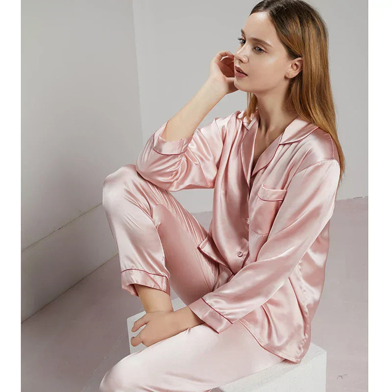 "Elegant Celeste Zijden Dames Pyjama, 100% zijde, tijdloze stijl, luxe nachtmode in delicate ivoorkleur met satijnen afwerkin
