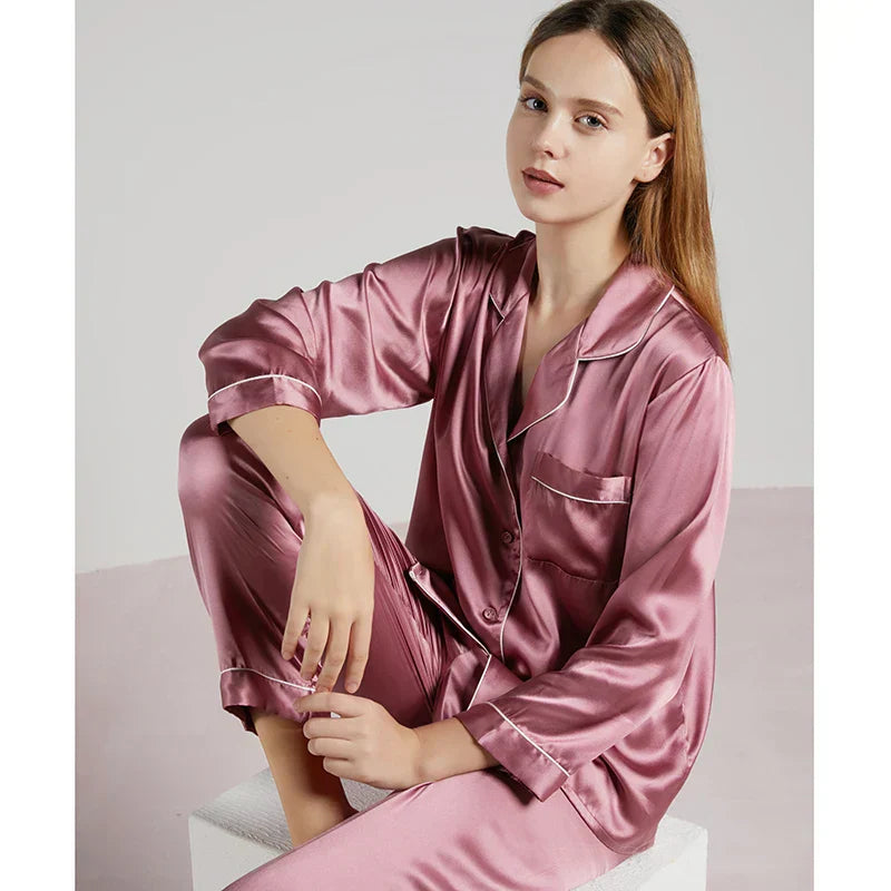 "Elegant Celeste Zijden Dames Pyjama, 100% zijde, tijdloze stijl, luxe nachtmode in delicate ivoorkleur met satijnen afwerkin