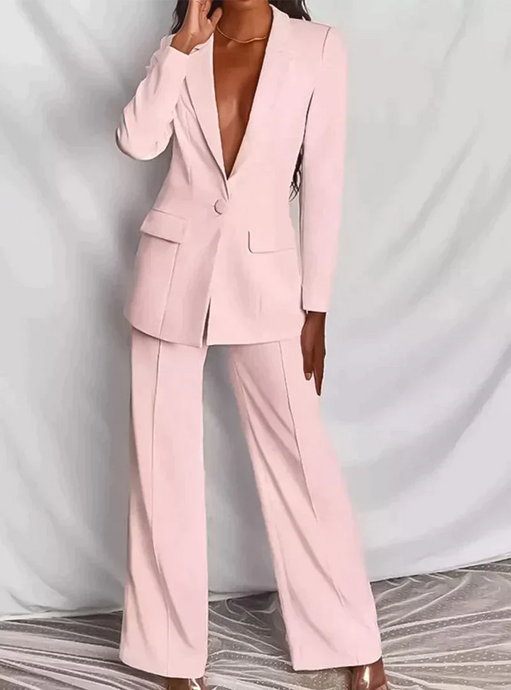 Trendy dames pak set uit de nieuwe collectie, met een stijlvolle blazer en comfortabele broek. Casual chic en formeel.