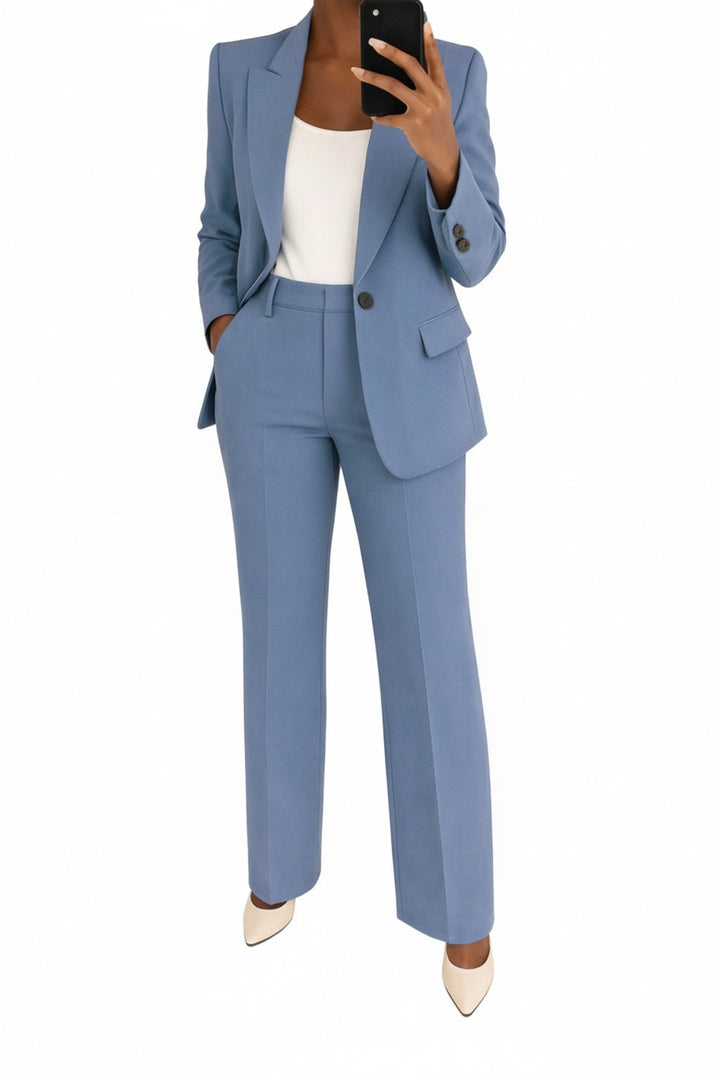 Elegant dames broekpak met klassieke blazer en stijlvolle wijde pijpen. Perfect voor zakelijke en formele gelegenheden.