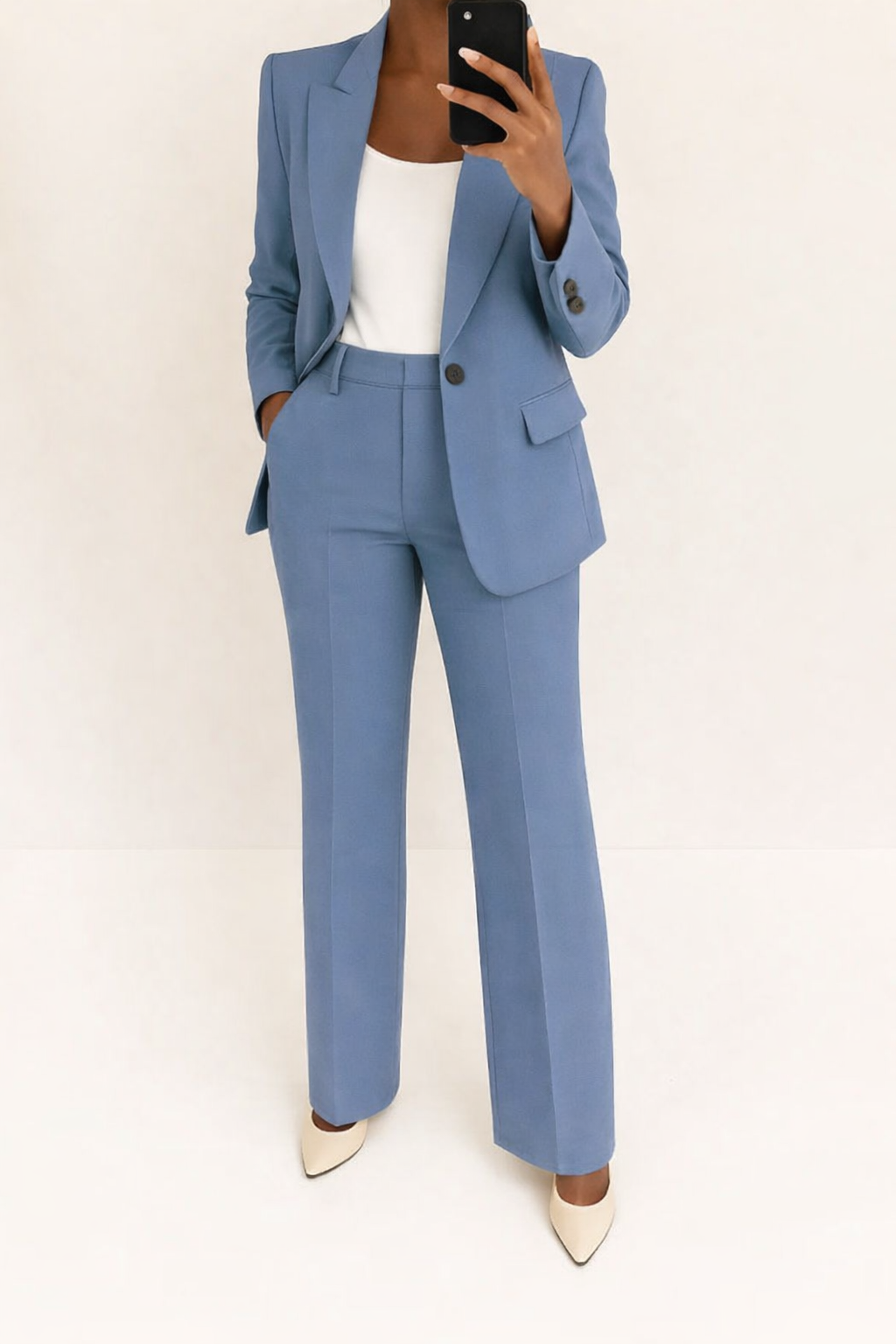 Modern damespak: comfortabele blazer en wijdepijpenbroek. Ideaal voor een stijlvolle, zakelijke look.