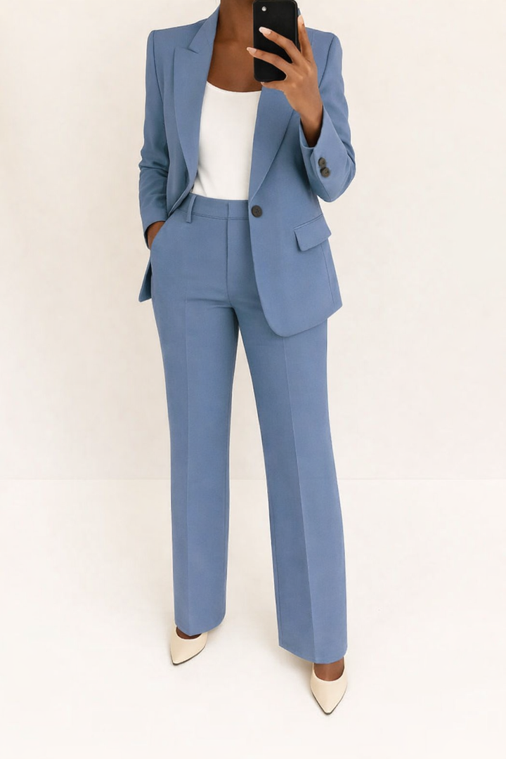 Modern damespak: comfortabele blazer en wijdepijpenbroek. Ideaal voor een stijlvolle, zakelijke look.