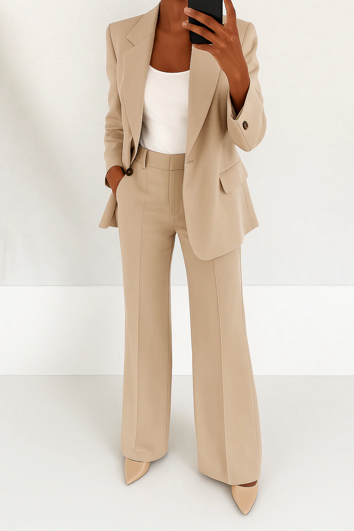 Chique dames kantoorkleding: broekpak met blazer en wijde pijpen. Voor een professionele en elegante uitstraling.