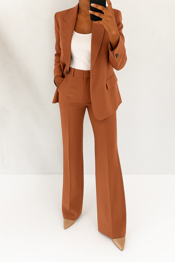 Veelzijdig dames broekpak: blazer en wijdepijpenbroek. Geschikt voor zakelijk, formeel en stijlvol gebruik.