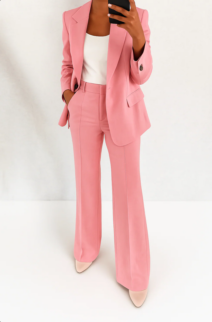 Verfijnd damespak met elegante blazer en modieuze wijdepijpenbroek. Creëer een stijlvolle, zakelijke look.