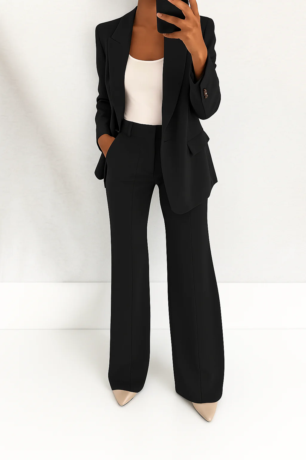 Dames broekpak: stijlvolle blazer en comfortabele wijde pijpen. Perfect als formeel en zakelijk damespak.