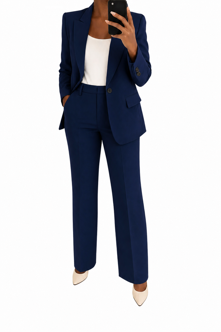 Trendy dames broekpak met lange blazer en elegante wijde pijpen. Een stijlvolle keuze voor kantoorkleding.