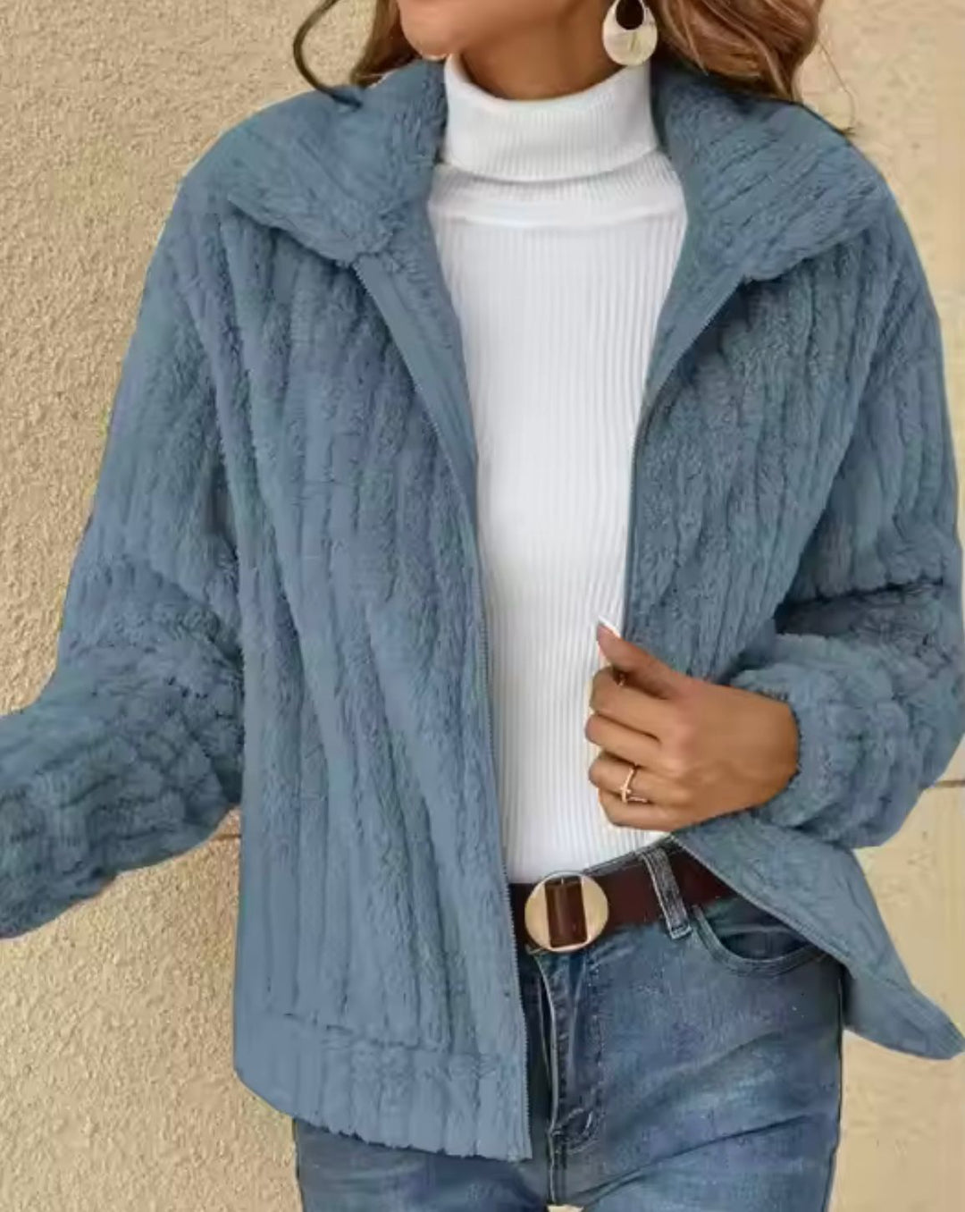 Dames gilet Isolde gedragen, elegante en stijlvolle look voor herfst en winter. Comfortabele en tijdloze damesmode.