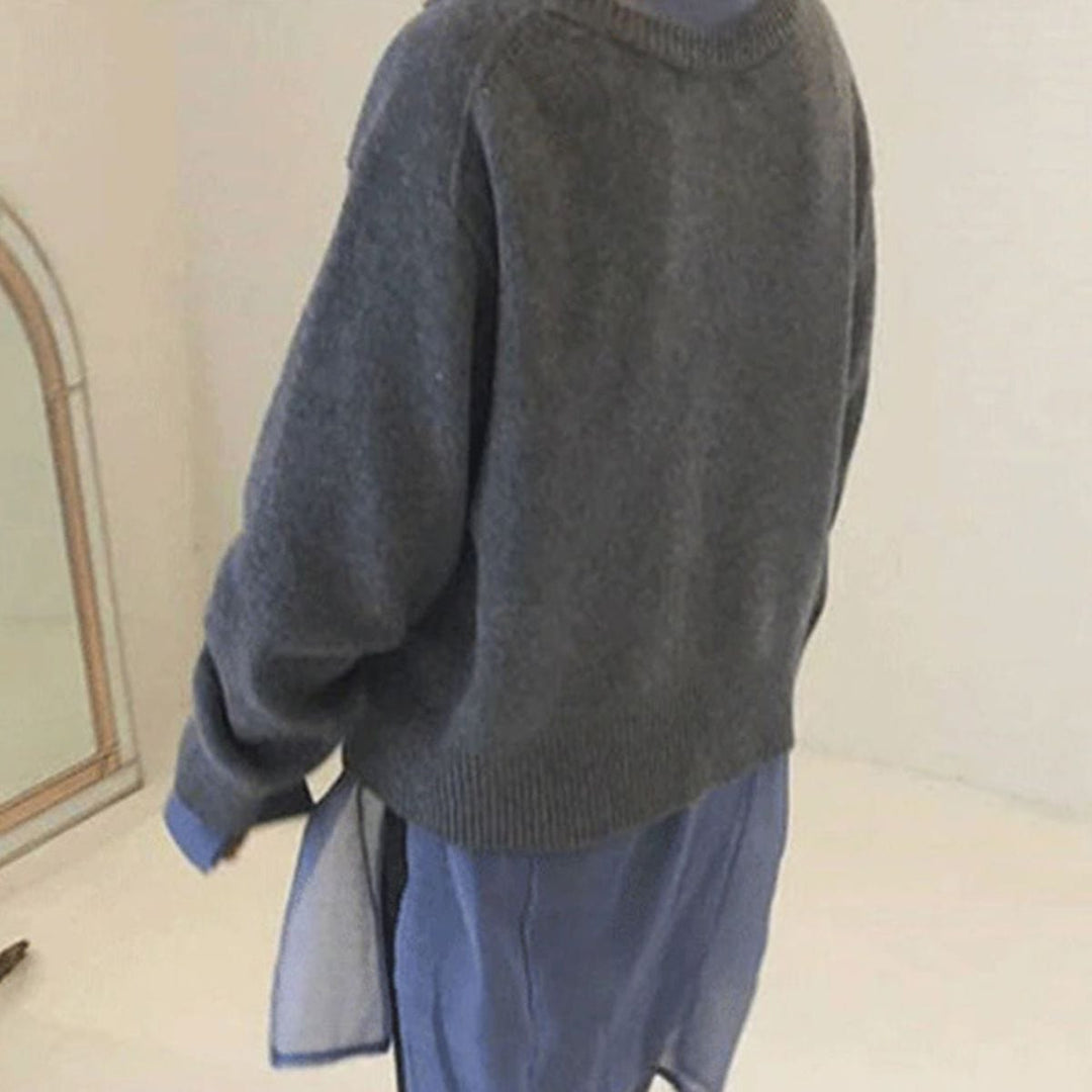 Model draagt een elegant gebreid kasjmier damesvest met knopen, veelzijdig en comfortabel voor vrouwen.