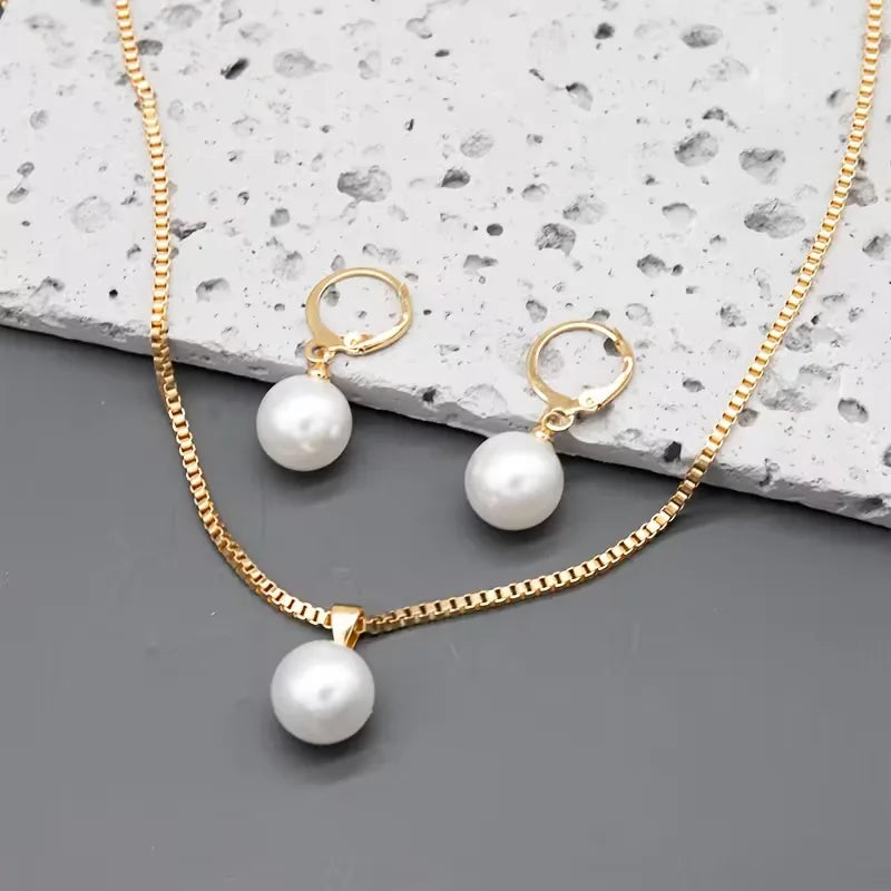 Verfijnde goudkleurige damesketting met glanzende imitatieparels, perfect voor een chique gelegenheid.