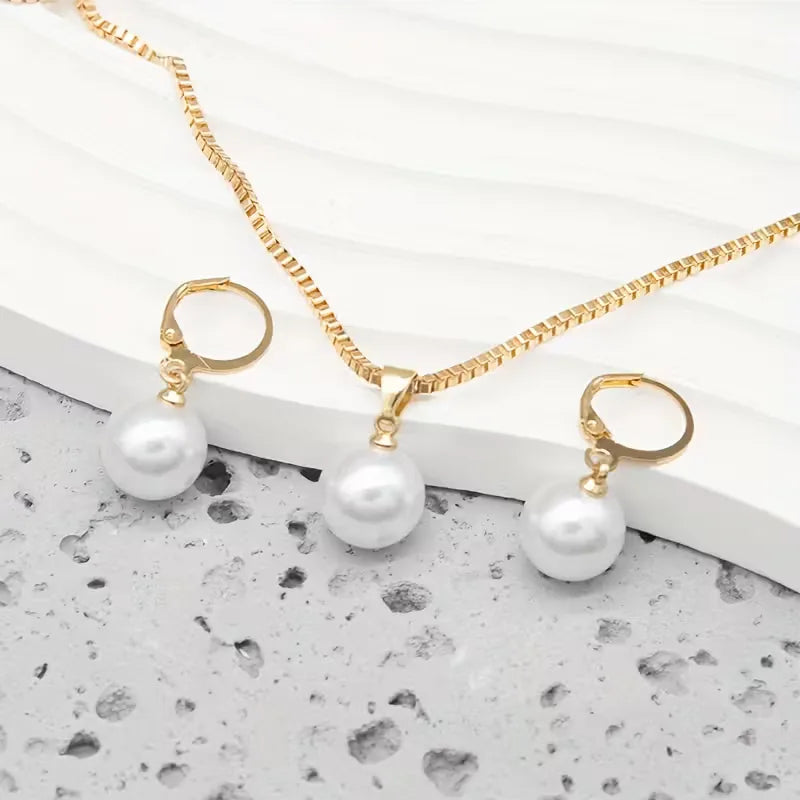 Goudkleurige oorbellen met elegante faux parels voor dames, een stijlvolle aanvulling op de sieraden set.