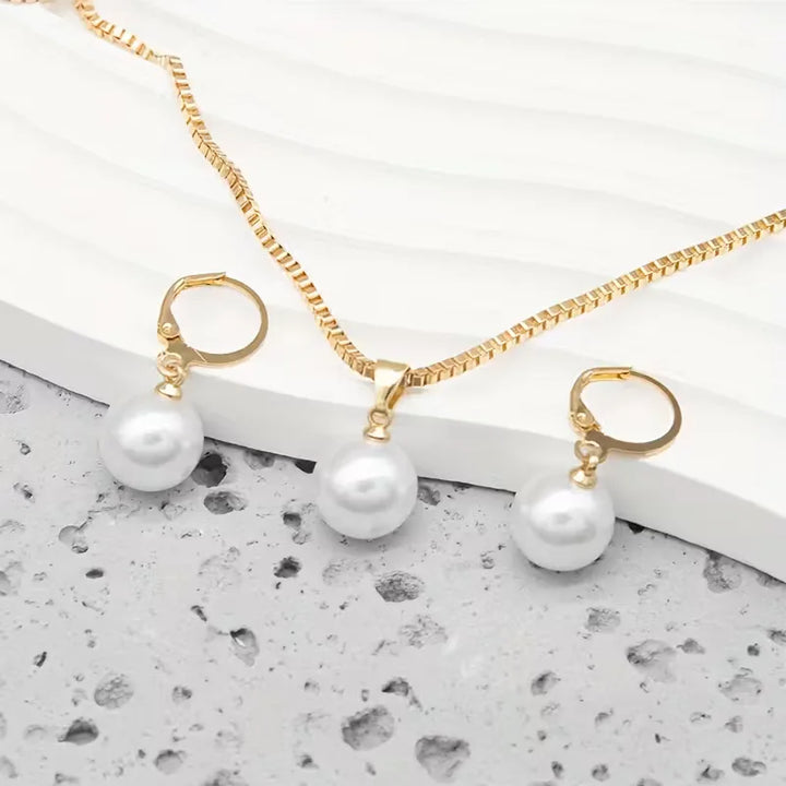 Goudkleurige oorbellen met elegante faux parels voor dames, een stijlvolle aanvulling op de sieraden set.