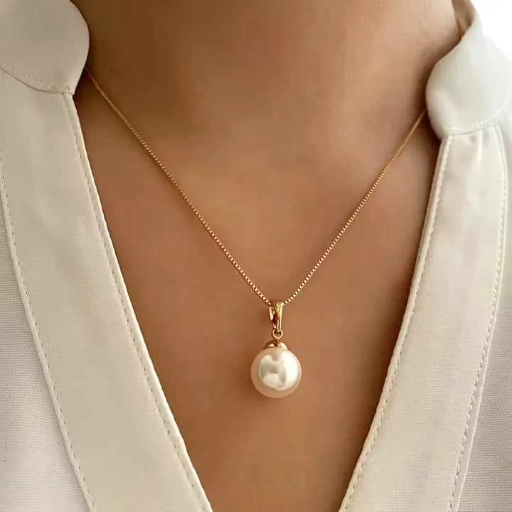 Feestelijke dames sieradenset bestaande uit goudkleurige ketting en oorbellen, bezet met glanzende parels.