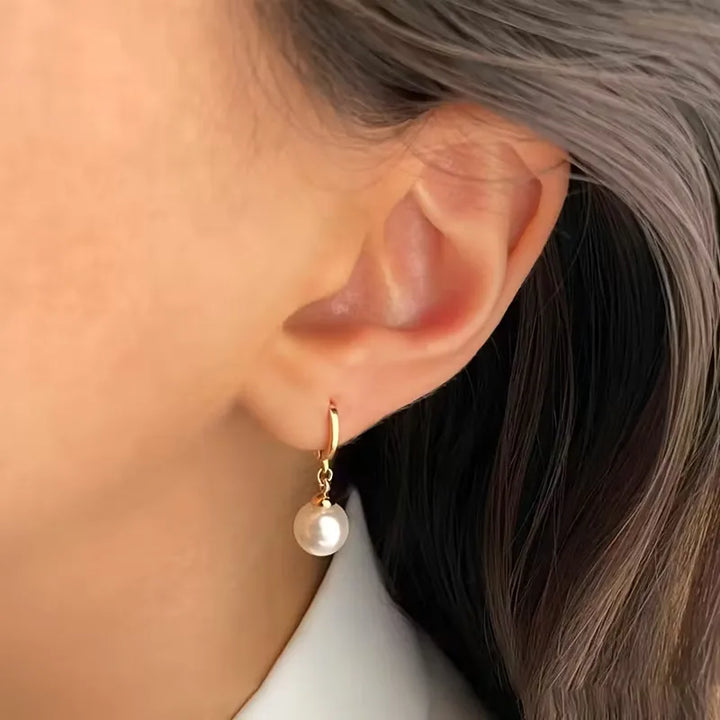 Stralende dames sieradenset met goudkleurige elementen en verfijnde faux parels, ideaal voor een avondlook.