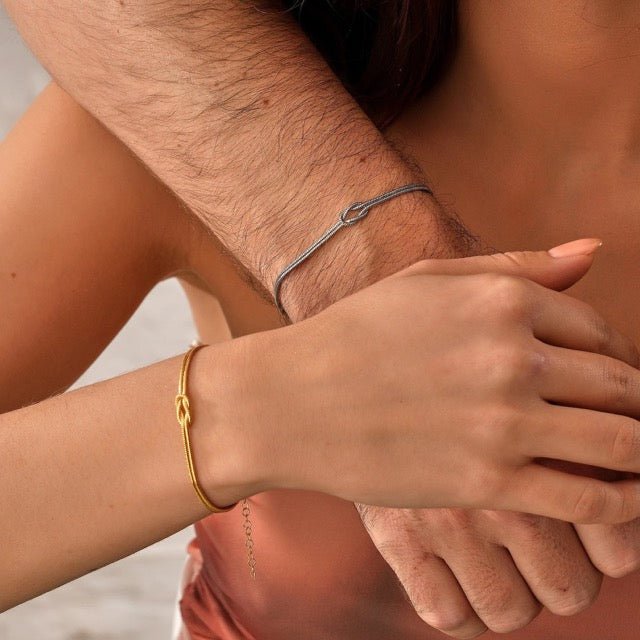 Verstelbare damesarmband met liefdesknoop, stijlvol en tijdloos.