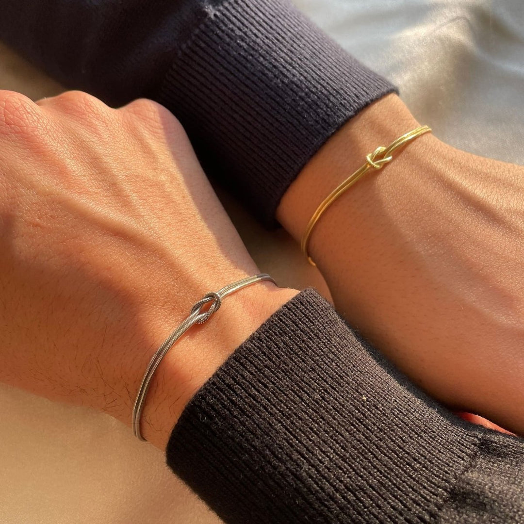 Minimalistische damesarmband met liefdesknoop, verstelbaar, goudkleur.