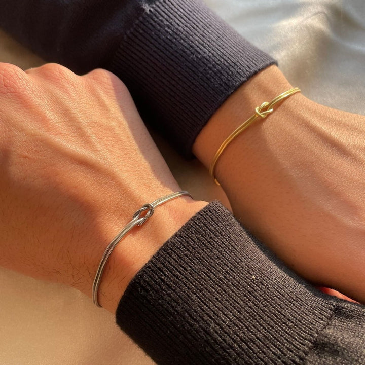 Minimalistische damesarmband met liefdesknoop, verstelbaar, goudkleur.