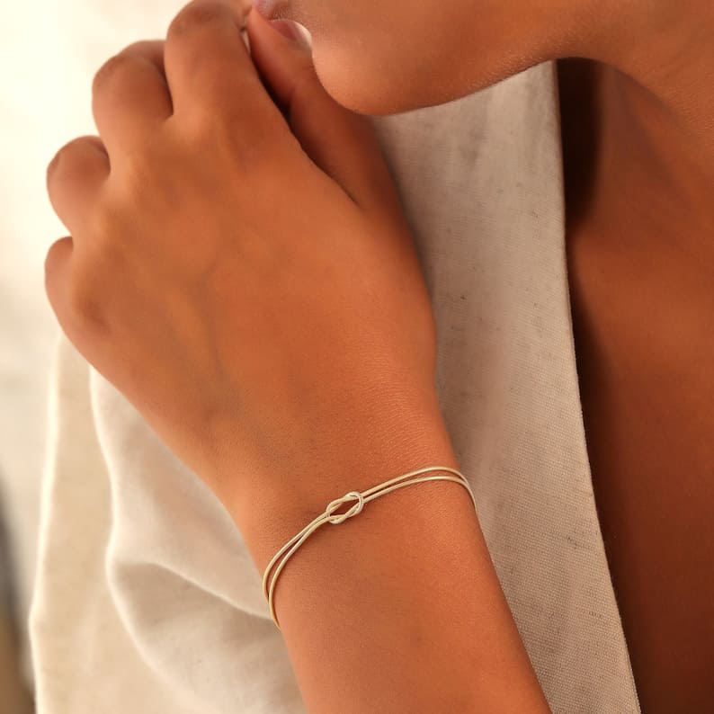 Elegant sieraad voor dames: armband met liefdesknoop, veelzijdig te combineren.