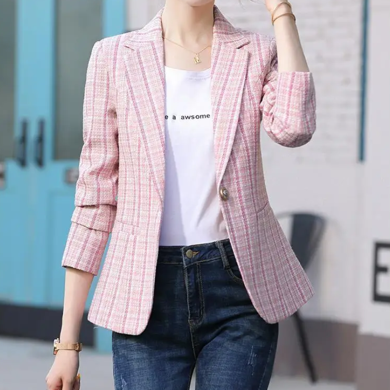 Elegant damesblazer met ruitpatroon en knoopsluiting, tijdloos design, duurzame stof voor comfort en stijl.