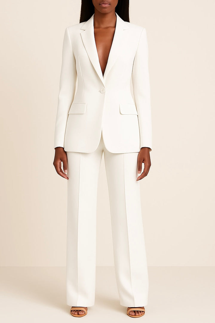 Chique damespak, perfect als kantooroutfit: een formele blazer gecombineerd met een comfortabele rechte pantalon.