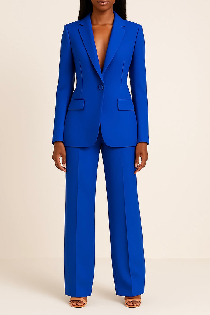Stijlvol damespak van luxe stof, bestaande uit een klassieke blazer en een moderne rechte broek voor dames.