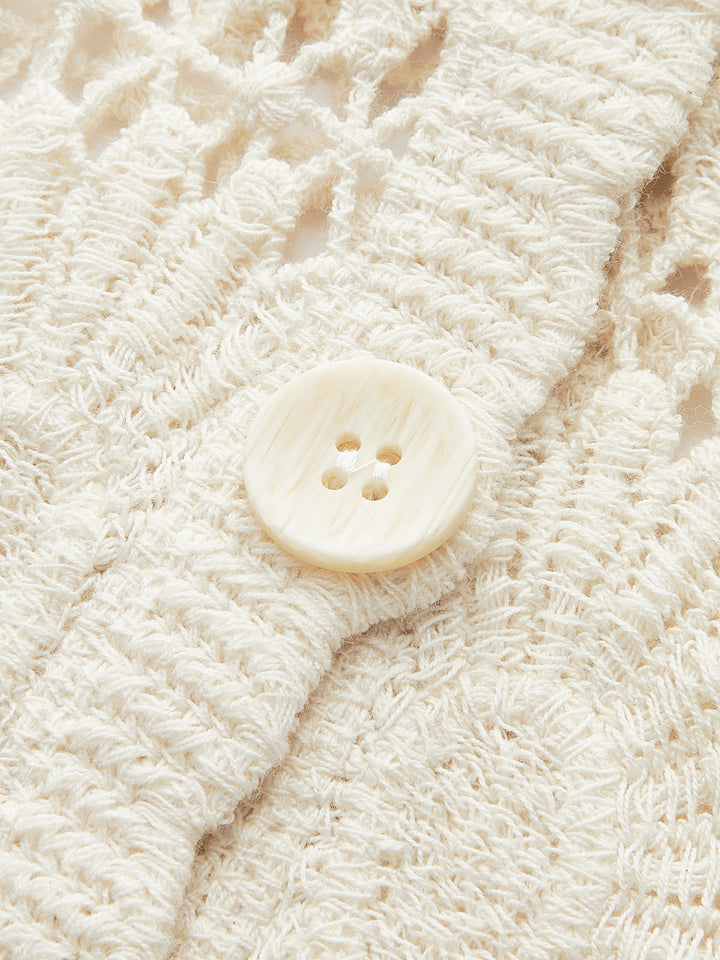 Detailopname van het unieke bloemenpatroon op dit comfortabele damesvest met knoopsluiting.