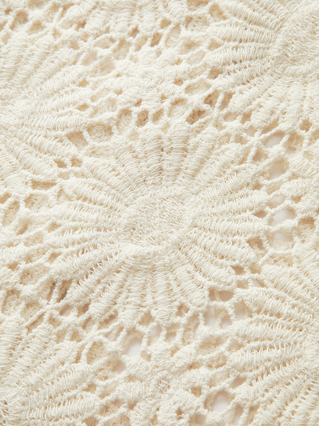 Model draagt trendy damesvest met bloemenpatroon en knoopsluiting. Ideaal voor lente en herfst.