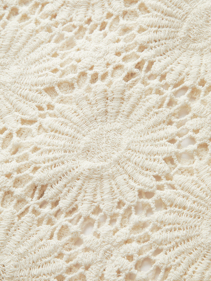 Model draagt trendy damesvest met bloemenpatroon en knoopsluiting. Ideaal voor lente en herfst.