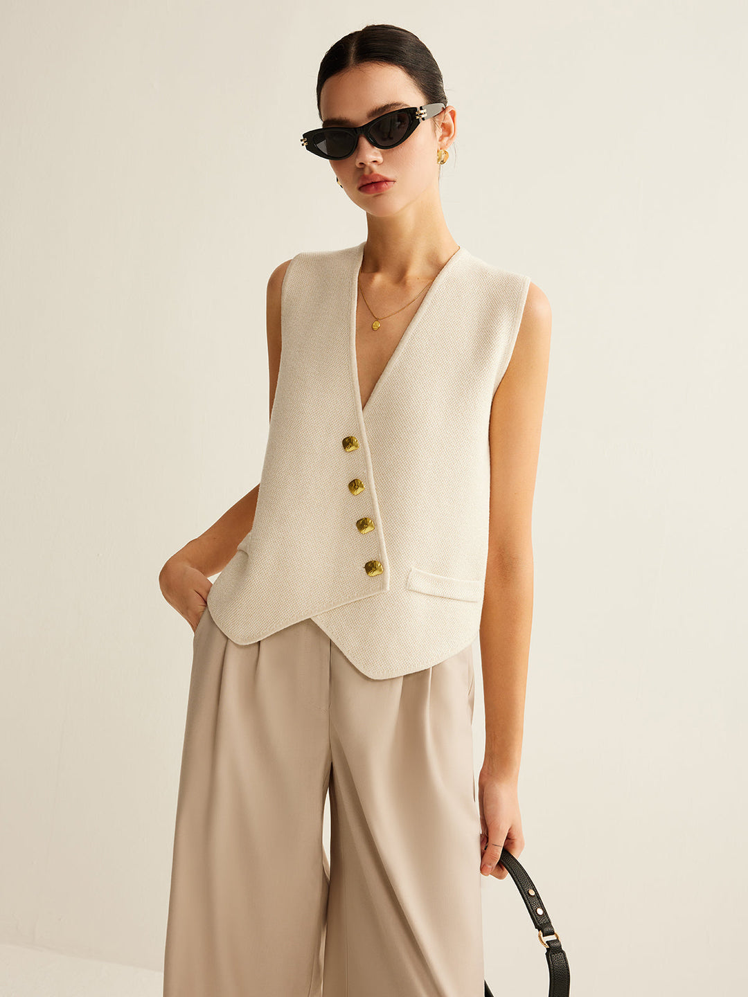 Elegant gebreid damesvest met asymmetrisch design en knoopsluiting, comfortabel in regular fit.
