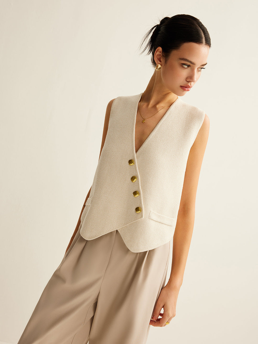Comfortabel damesvest, asymmetrisch gebreid met stretch en knoopsluiting, perfect voor casual elegantie.