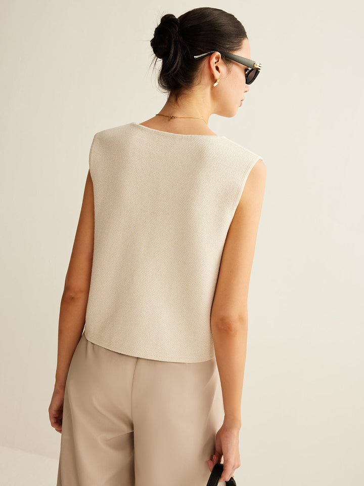 Veelzijdig gebreid damesvest met asymmetrisch detail en knopen, een elegante modekeuze voor elke outfit.