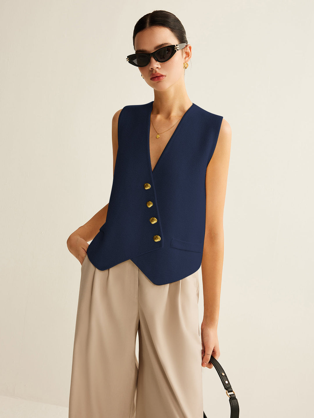Modern asymmetrisch damesvest met elegante knoopsluiting, gebreid met stretch voor een comfortabele regular fit.