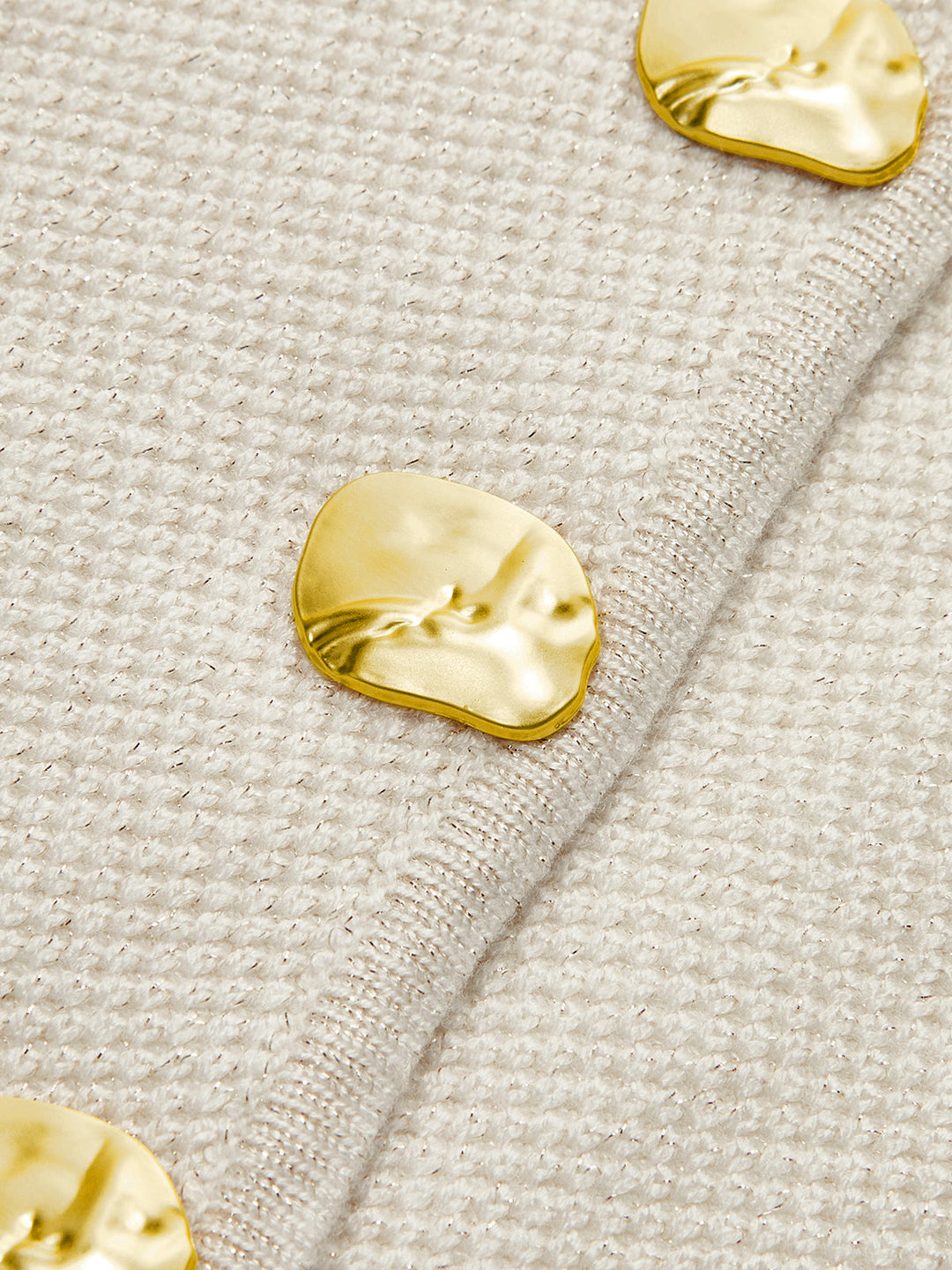 Casual en elegant damesvest met asymmetrisch design en knopen, gebreid voor een comfortabele pasvorm.