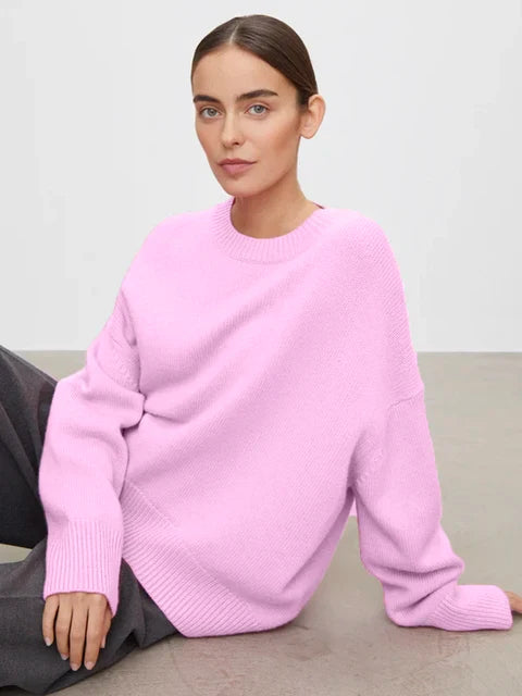 Model toont de pasvorm van de comfortabele kasjmier damestrui. Nieuwe collectie najaarsmode.