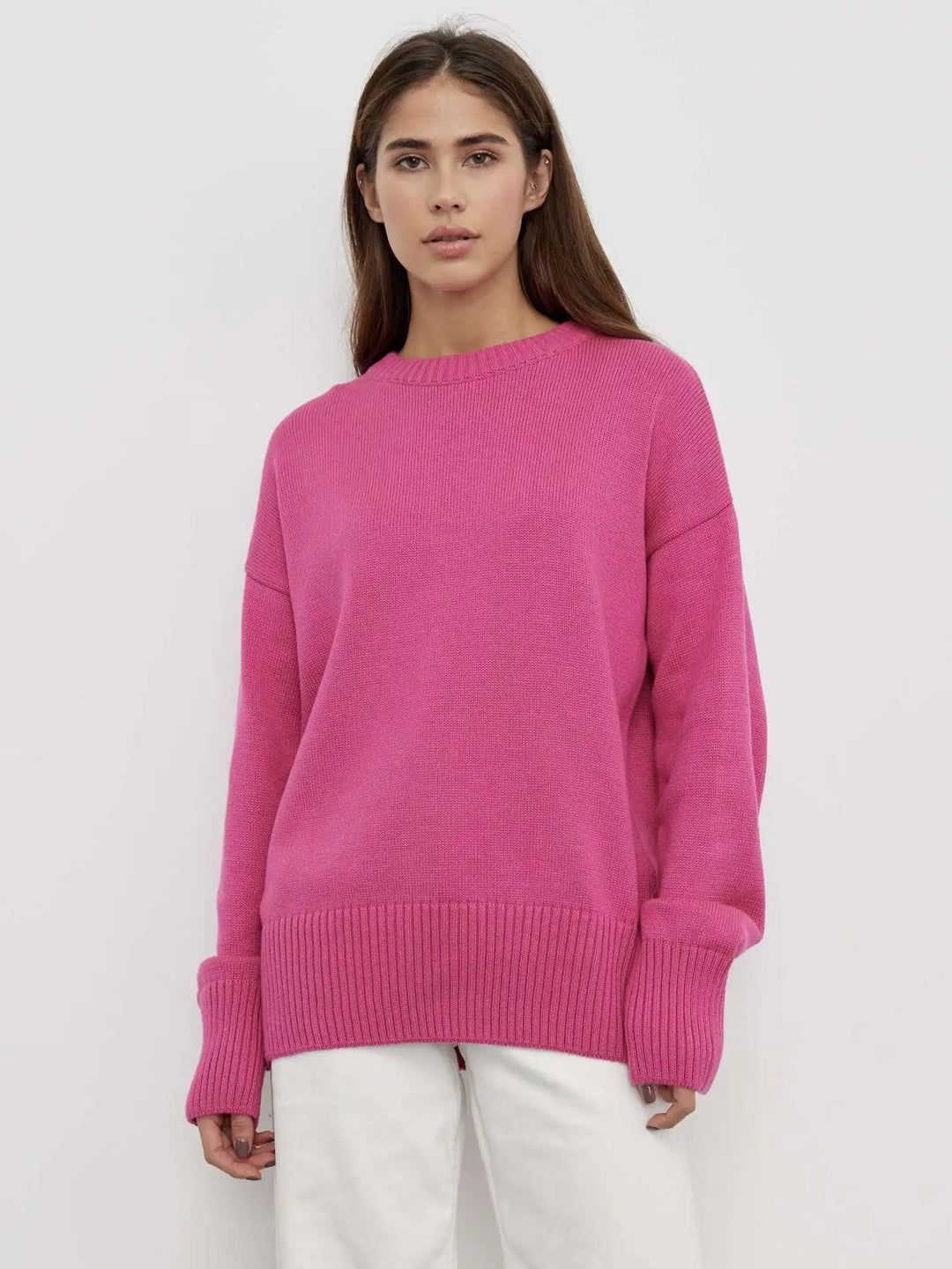 Vrouwen dragen een donkergrijze kasjmier damestrui. Elegante, veelzijdige gebreide trui.