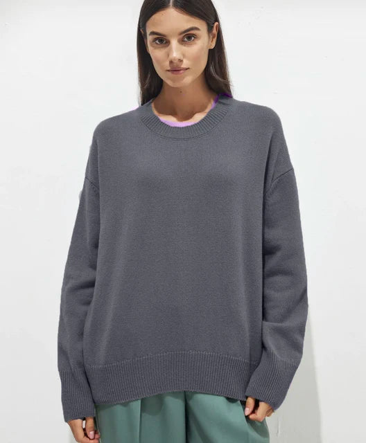 Casual look: damestrui van kasjmier gecombineerd met jeans. Comfortabele najaars-outfit.
